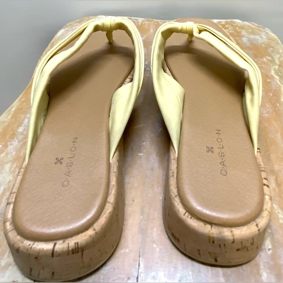 Caslon Cnantonella-Lea Yellow Leather Platform Flip Flop Sandal - Picture 5 of 8